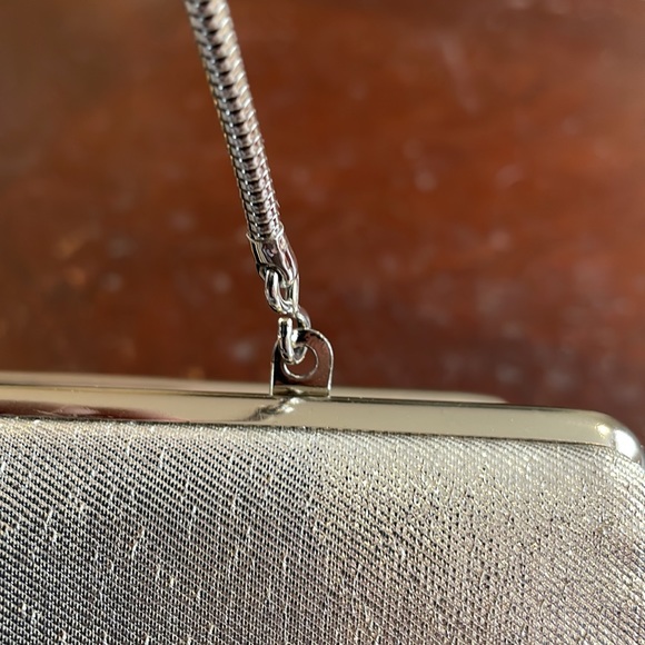 Vintage silver clutch with chain and clasp detail - Picture 4 of 7
